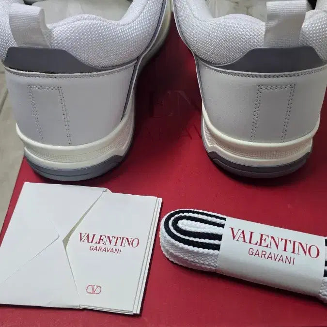 [BUNJANG] Valentino Garavani Open Skate Low-Top Sneakers / 발렌티노[명품]페드로 발렌티노 가라바니 오픈 스케이트 로우탑 스니커즈