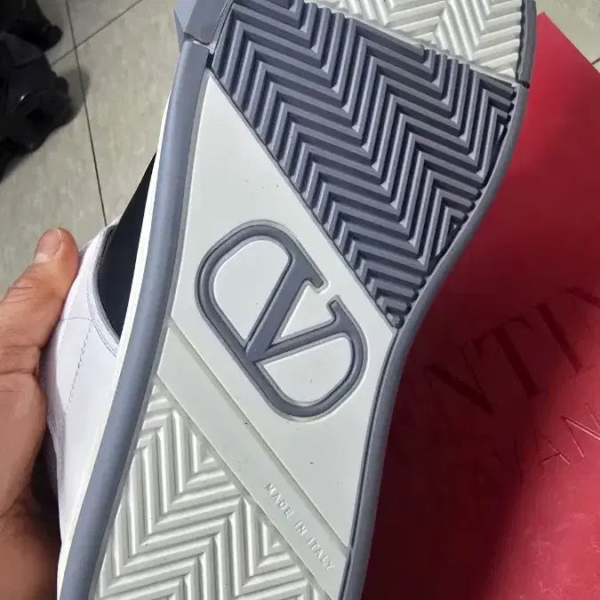 [BUNJANG] Valentino Garavani Open Skate Low-Top Sneakers / 발렌티노[명품]페드로 발렌티노 가라바니 오픈 스케이트 로우탑 스니커즈