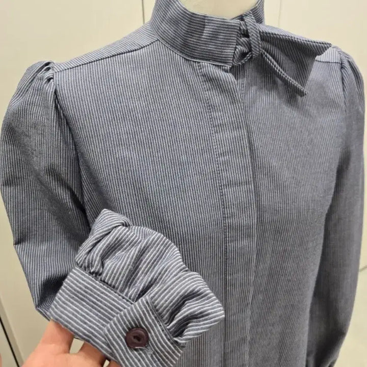 [BUNJANG] Neck Point Blue Stripe Shirt / 넥 포인트 블루 스프라이트 셔츠