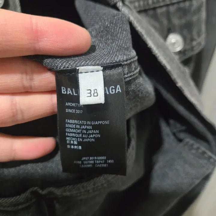 [BUNJANG] Balenciaga Back Logo Black Denim Jacket / 발렌시아가 백로고 흑청데님 자켓 38