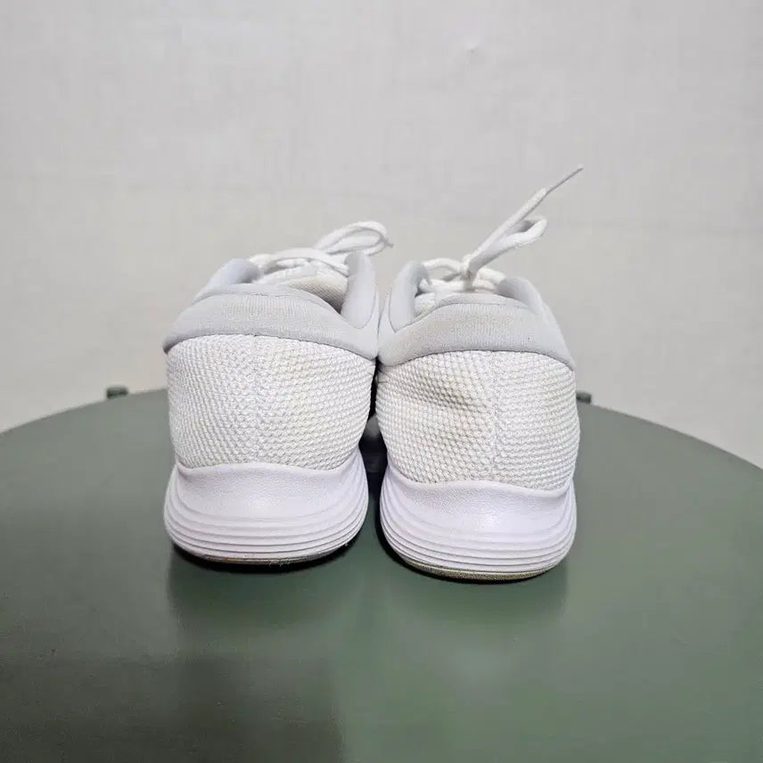 [BUNJANG] Nike Revolution All White Sneakers / 255나이키 레볼루션 운동화 올화이트 193