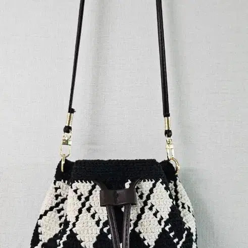 [BUNJANG] Black and White Drawstring Crossbody Bag / 블랙 앤 화이트 복조리 크로스백