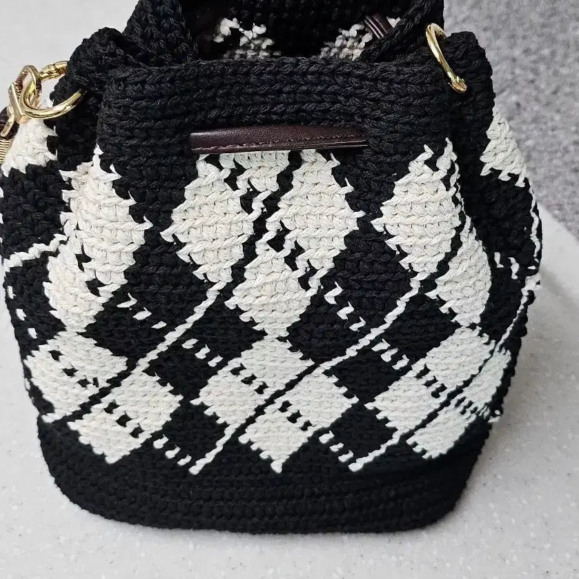 [BUNJANG] Black and White Drawstring Crossbody Bag / 블랙 앤 화이트 복조리 크로스백