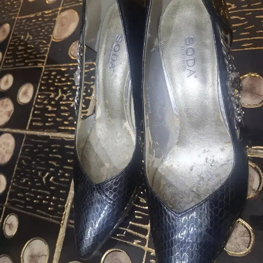 [BUNJANG] SODA Women's Snake Print Cubic Heels / 소다 여성 뱀피큐빅구두