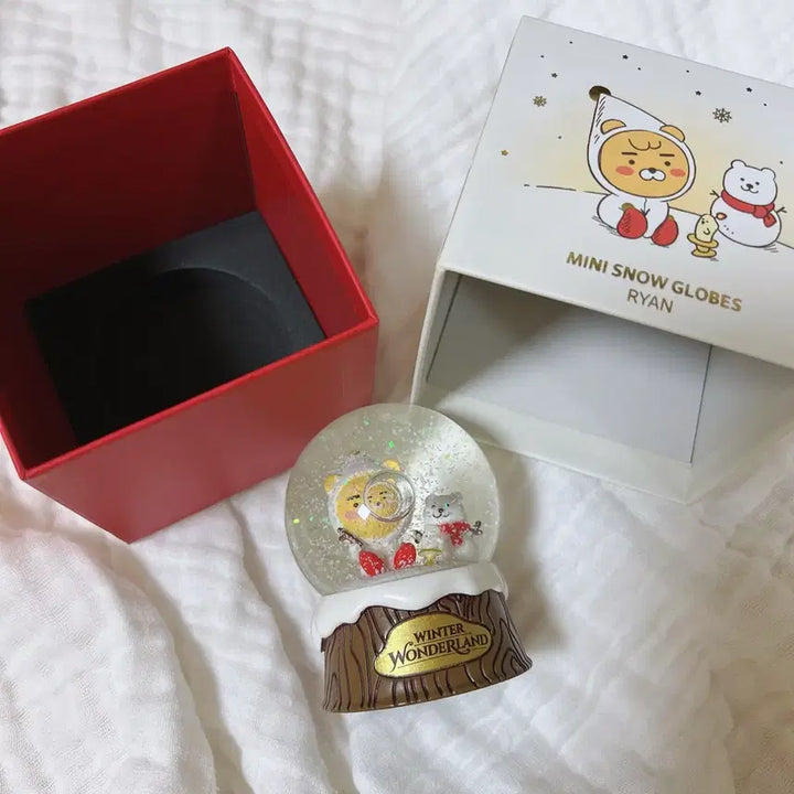 [BUNJANG] Kakao Friends Ryan Winter Wonderland Snow Globe / 새상품) 라이언 윈터 스노우볼 (박스채 그대로 있음)