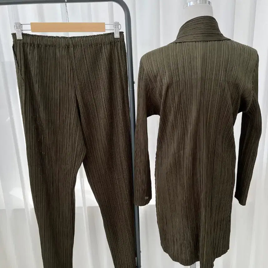 [BUNJANG] Pleated Khaki Jacket and Pants Set / 플리츠 카키색 자켓/바지 세트
