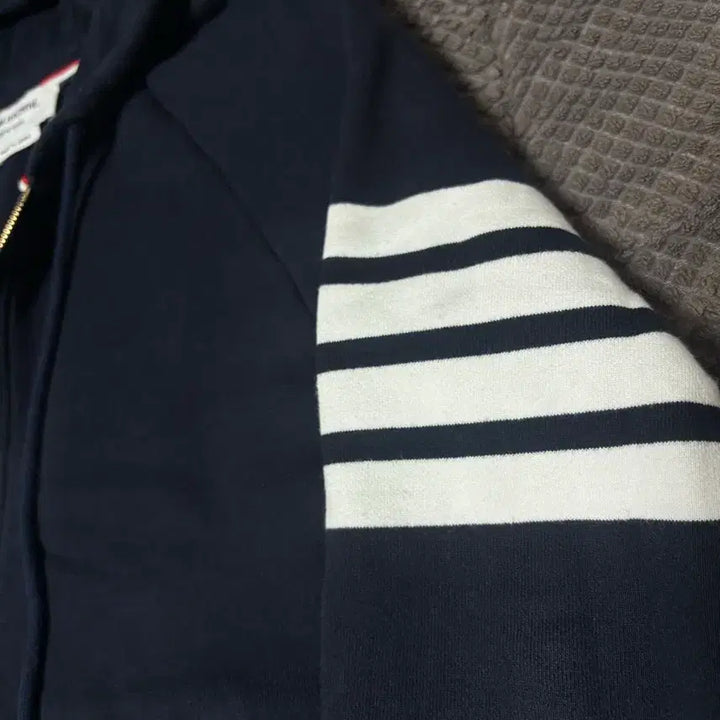 [BUNJANG] Thom Browne 24FW Diagonal Stripe Armband Hoodie Zip-Up / 24fw 톰브라운 사선완장 후드집업 3사이즈 25년도 8월 구매