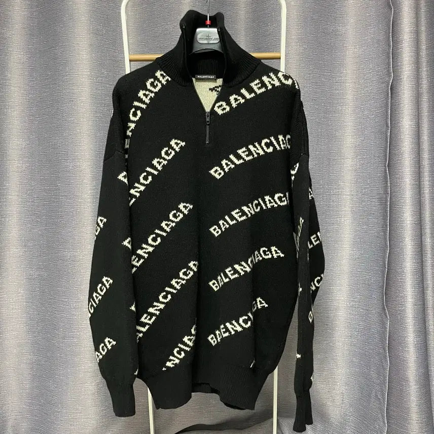 [SOLD OUT] [매장판] 발렌시아가 반집업 하프로고 니트 S (국내105-110)