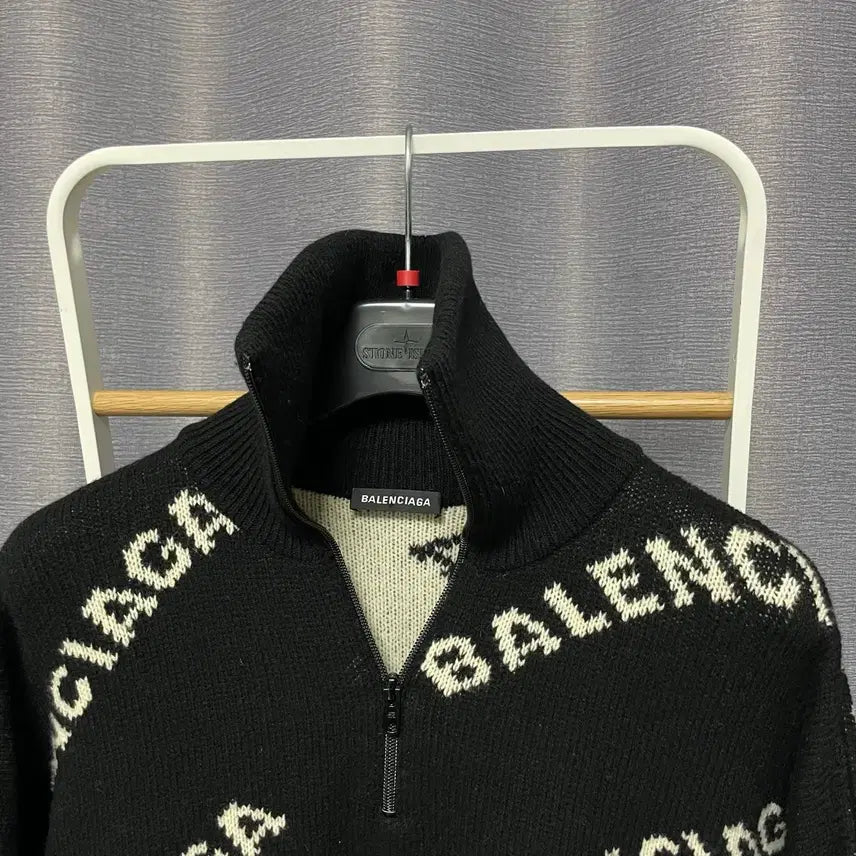[SOLD OUT] [매장판] 발렌시아가 반집업 하프로고 니트 S (국내105-110)