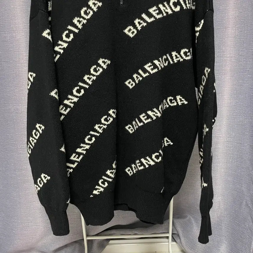 [SOLD OUT] [매장판] 발렌시아가 반집업 하프로고 니트 S (국내105-110)