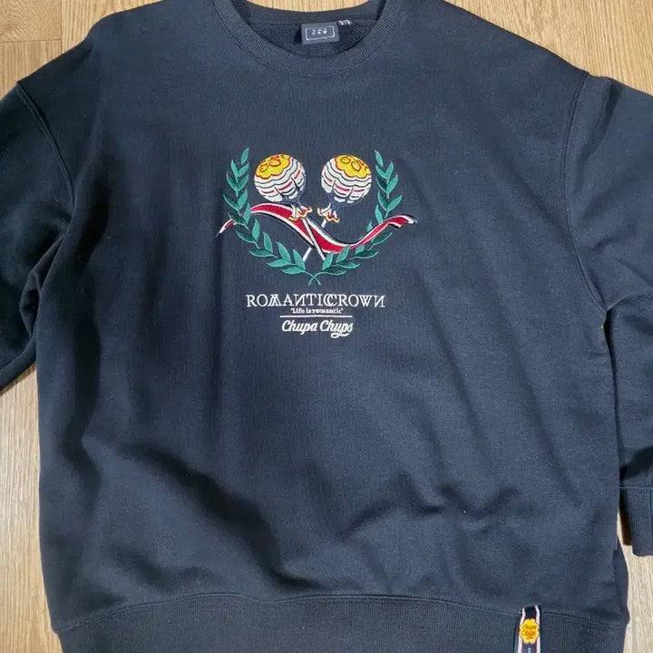 [BUNJANG] Romantic Crown Chupa Chups Collaboration Sweatshirt (Black, L) / 로맨틱크라운 츄파춥스 콜라보 맨투맨 블랙 L