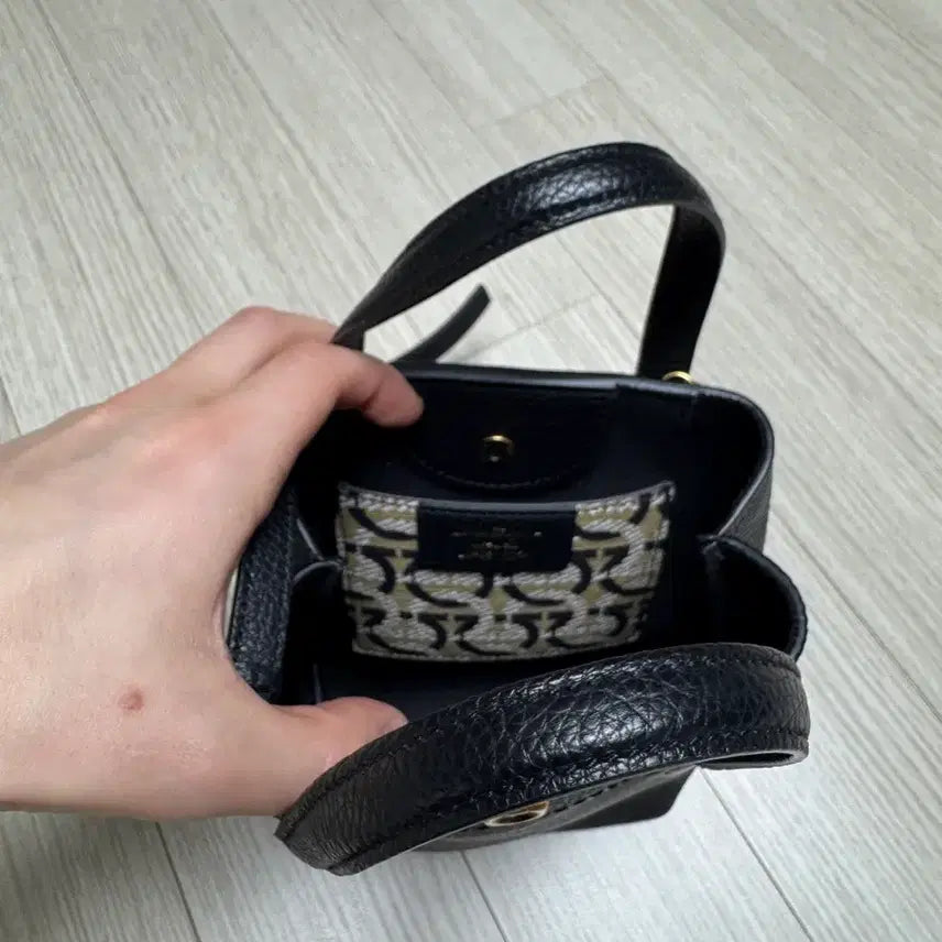 [BUNJANG] Ferragamo Mini Crossbody Bag / 페라가모 미니백 블랙