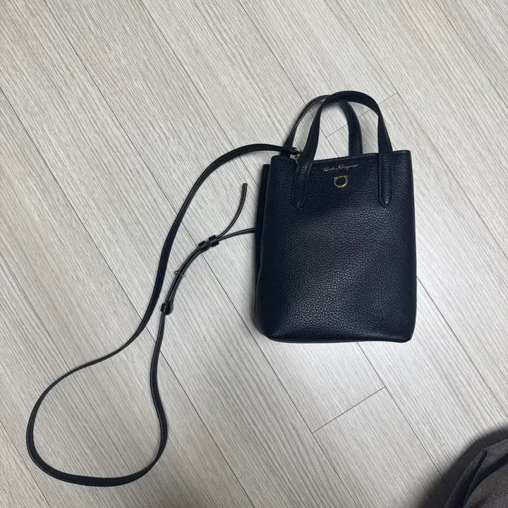 [BUNJANG] Ferragamo Mini Crossbody Bag / 페라가모 미니백 블랙