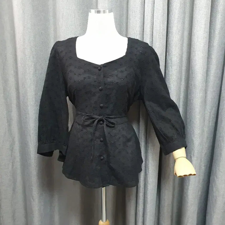 [BUNJANG] L Heart Neck Square Blouse / L하트넥 자수 스퀘어 블라우스