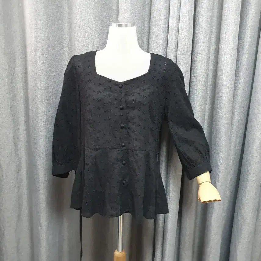 [BUNJANG] L Heart Neck Square Blouse / L하트넥 자수 스퀘어 블라우스