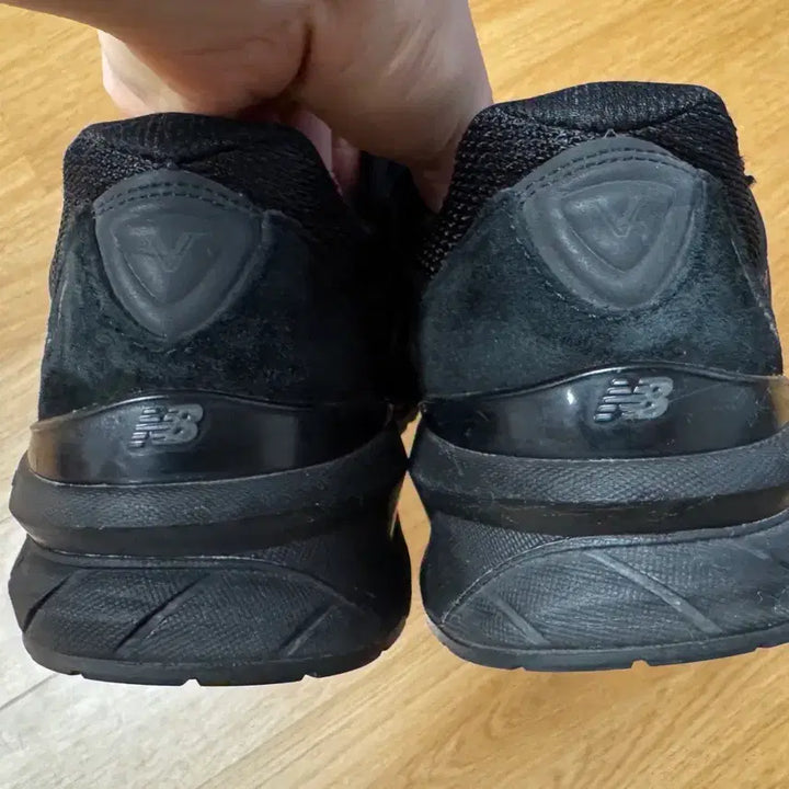 [BUNJANG] New Balance 990v5 Triple Black Sneakers / 뉴발란스 990v5 트리플 블랙 255