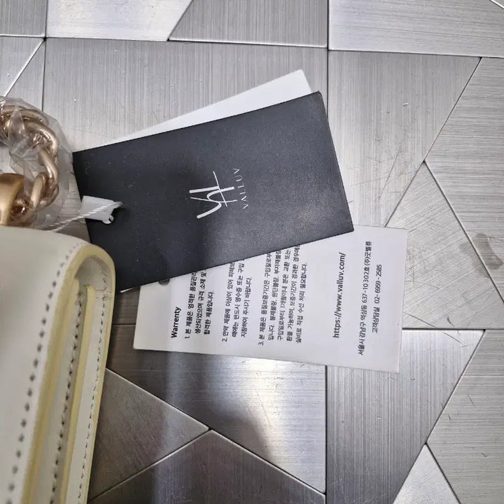 [BUNJANG] Veloop Chain Crossbody Bag / 밸럽 체인크로스백 (새상품, 택포)