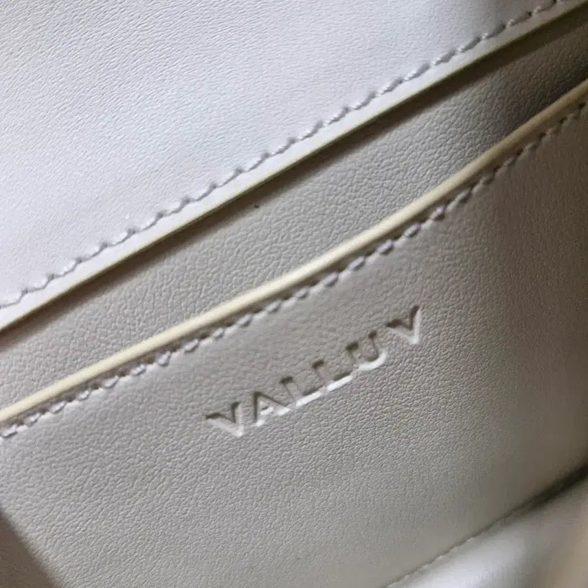 [BUNJANG] Veloop Chain Crossbody Bag / 밸럽 체인크로스백 (새상품, 택포)