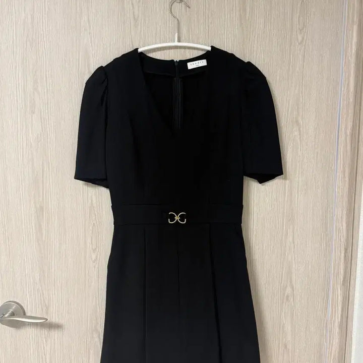 [BUNJANG] Sandro Black V-Neck Buckle Short-Sleeve Dress / 산드로 블랙 브이넥 버클 반팔 드레스 원피스 43(36)