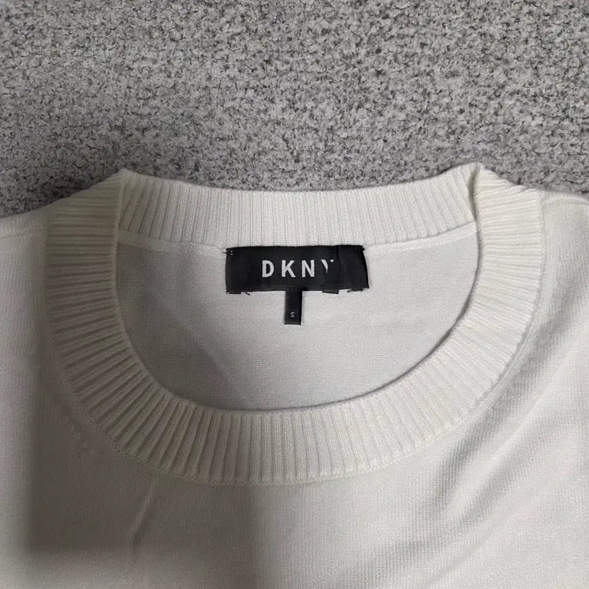 [BUNJANG] DKNY Minimal A-Line Knit Sweater / DKNY 미니멀 A라인 니트 S-M