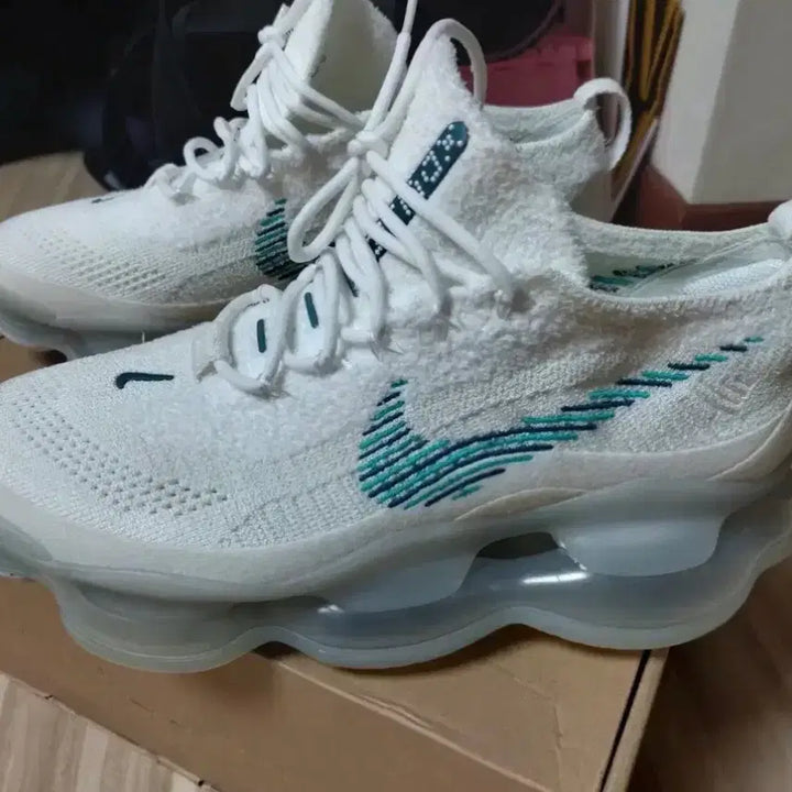 [BUNJANG] Nike Air Max Scorpion Flyknit White Geode Teal Sneakers / 나이키 에어맥스 스콜피온 플라이니트 화이트 지오드 틸 275