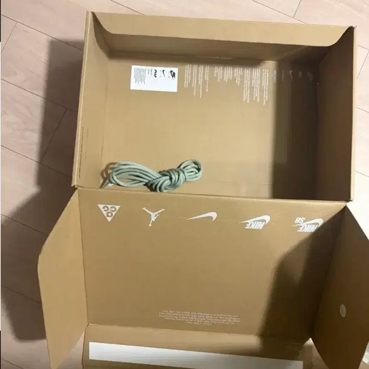 [BUNJANG] Nike Air Max Scorpion Flyknit White Geode Teal Sneakers / 나이키 에어맥스 스콜피온 플라이니트 화이트 지오드 틸 275