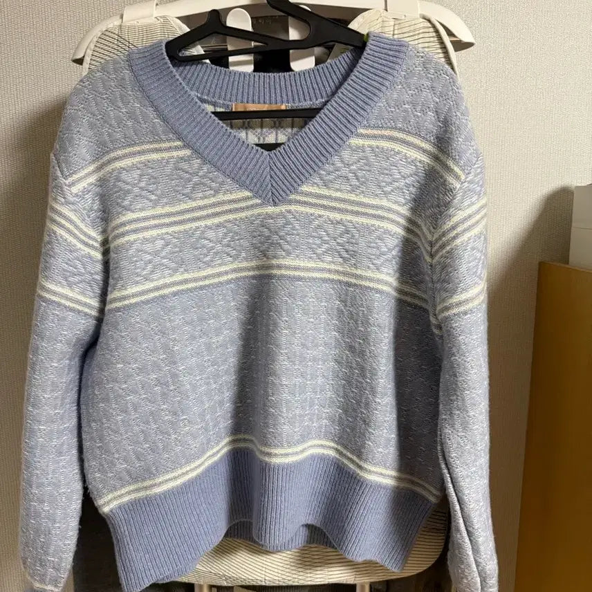 [BUNJANG] CC Collect V-Neck Jacquard Knit Sky Blue / CC콜렉트 V넥 자가드 니트 하늘색