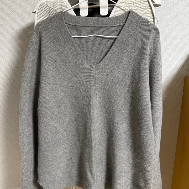 [BUNJANG] V-Neck Knit Sweater / 브이넥 니트 프리사이즈