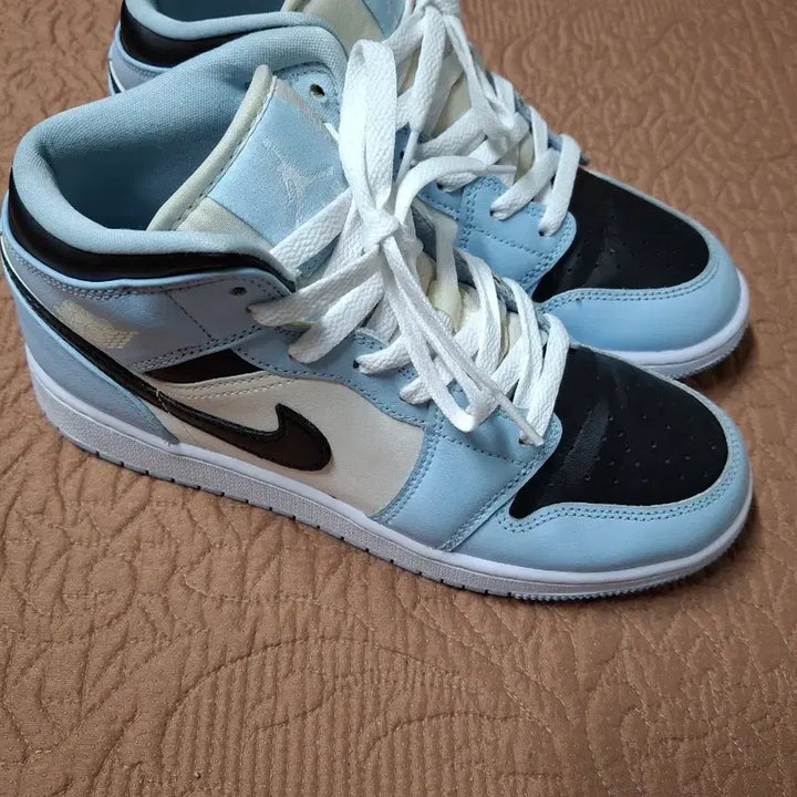 [BUNJANG] Nike Air Jordan 1 Mid Ice Blue Sneakers / 250 나이키 조던 1 미드 아이스블루 운동화 [1289]