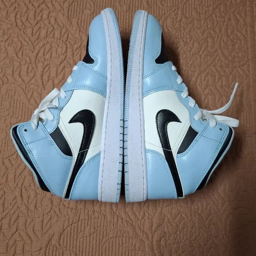 [BUNJANG] Nike Air Jordan 1 Mid Ice Blue Sneakers / 250 나이키 조던 1 미드 아이스블루 운동화 [1289]