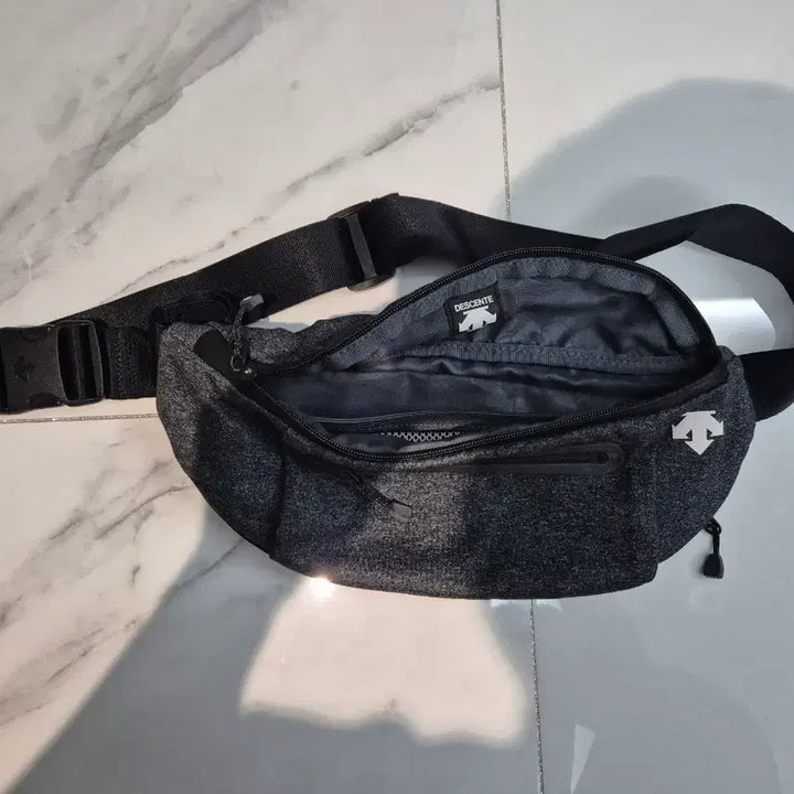 [BUNJANG] Descente Hip Sack / 데상트 힙색