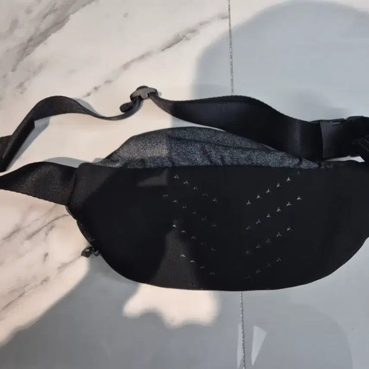 [BUNJANG] Descente Hip Sack / 데상트 힙색