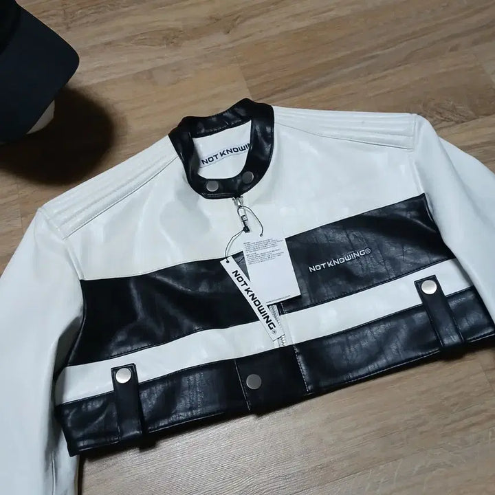 [BUNJANG] notknowing Cropped Leather Racing Jacket / 택붙은 미사용 notknowing 낫노잉 크롭 레더 레이싱 가죽 자켓