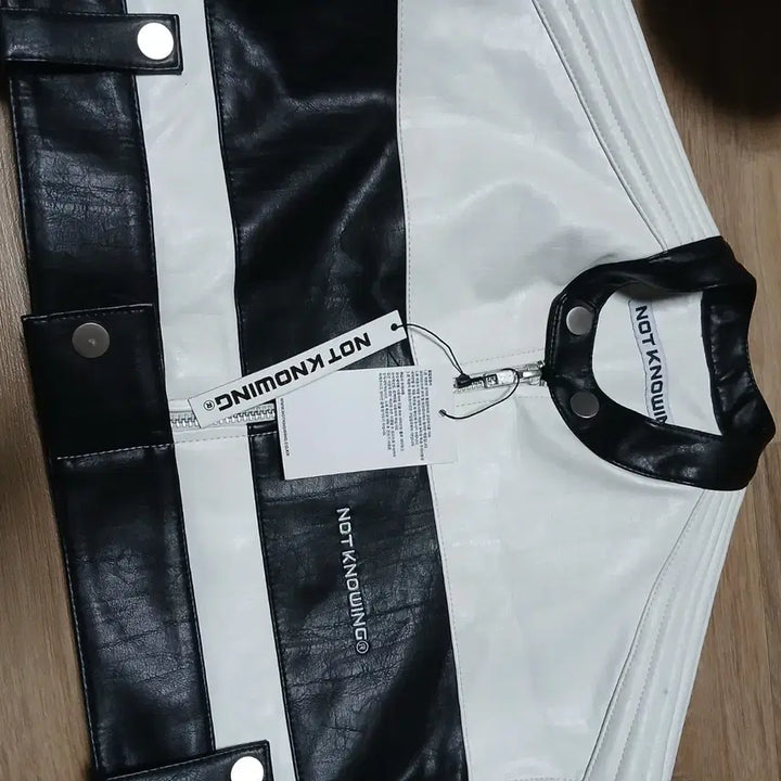 [BUNJANG] notknowing Cropped Leather Racing Jacket / 택붙은 미사용 notknowing 낫노잉 크롭 레더 레이싱 가죽 자켓