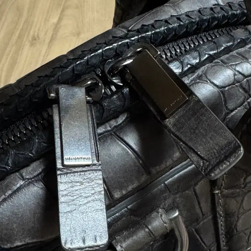 [BUNJANG] Helianthus Crocodile Pattern 3-Way Backpack Dark Gray / 헬리안투스 악어 패턴 3WAY 백팩 다크 그레이