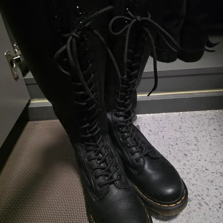 [BUNJANG] Dr. Martens 1B60 Virginia Black Boots / 닥터마틴 1B60 버지니아 블랙