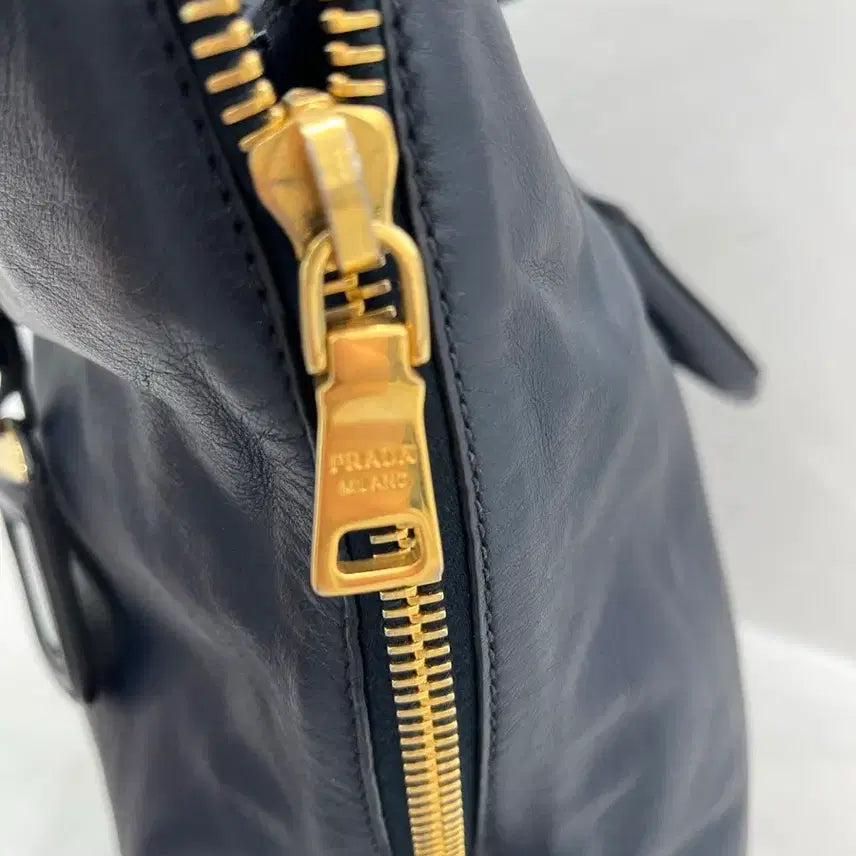 [BUNJANG] Prada Navy Leather Tote Bag / 프라다 네이비 금장 로고 가죽 토트백 정품