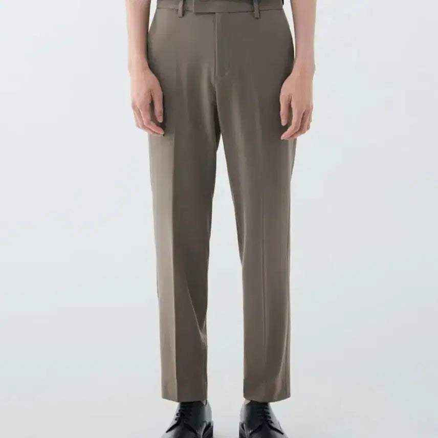 [BUNJANG] Musinsa Standard Relaxed Tapered Cropped Slacks Dusty Beige 29 / 무신사 스탠다드 릴렉스드 테이퍼드 히든 밴딩 크롭 슬랙스 더스티베이지29