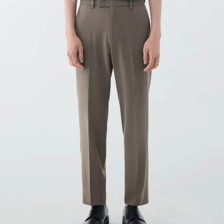 [BUNJANG] Musinsa Standard Relaxed Tapered Cropped Slacks Dusty Beige 29 / 무신사 스탠다드 릴렉스드 테이퍼드 히든 밴딩 크롭 슬랙스 더스티베이지29