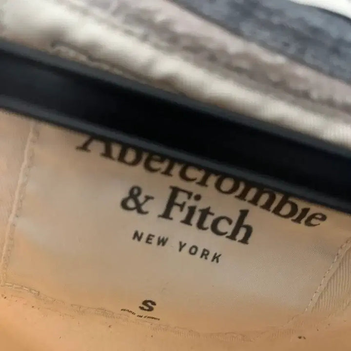 [BUNJANG] Abercrombie &amp; Fitch Spell Logo White Hoodie [S] / 극희귀 아베크롬비 스펠로고 화이트 후드티 [S]