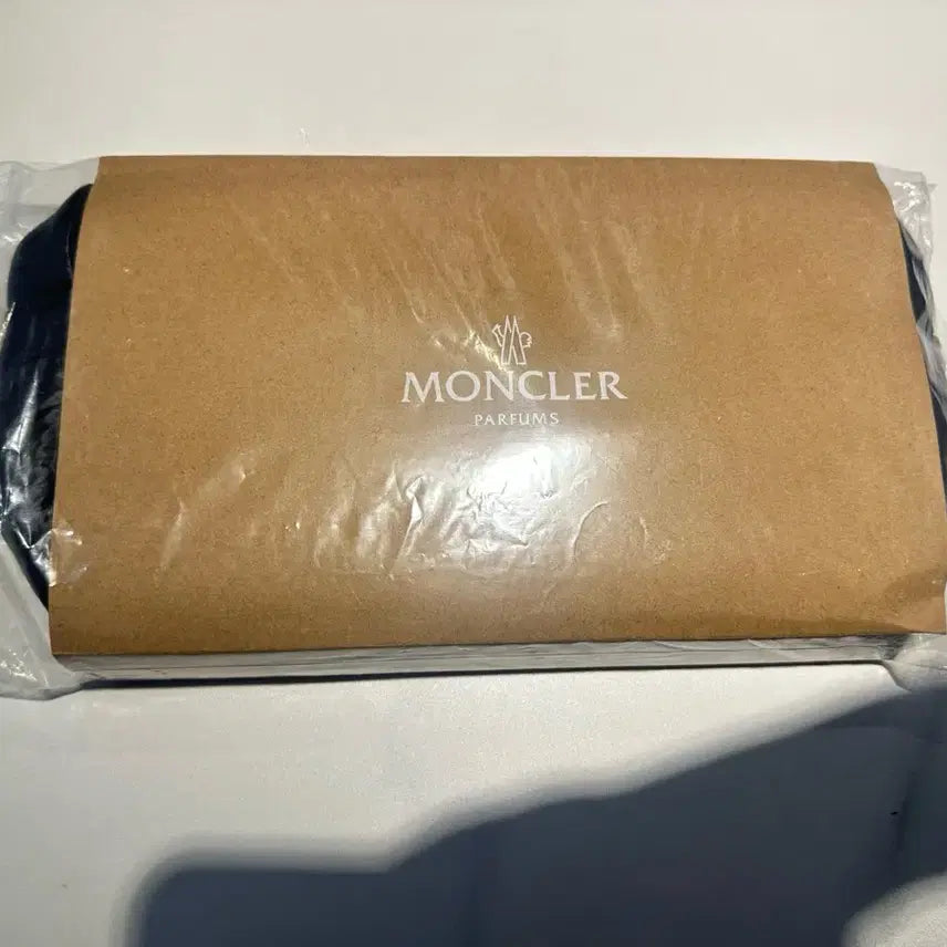 [BUNJANG] Moncler Padded Pouch New / 몽클레어  패딩 파우치  새상품