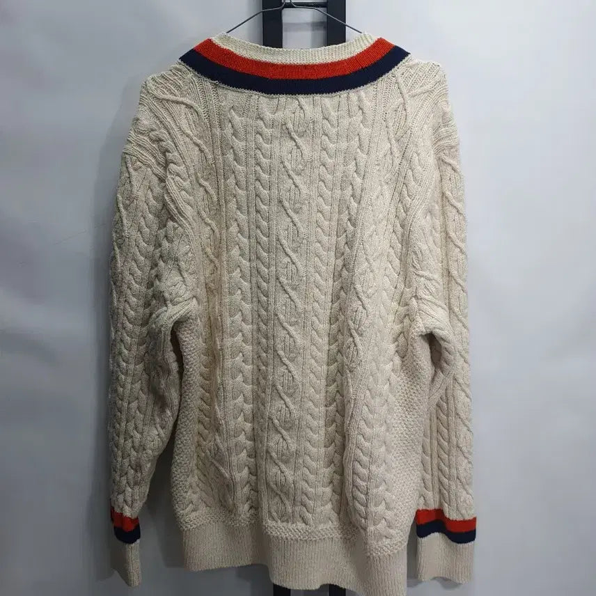 [BUNJANG] Polo Ralph Lauren Cricket Cable Knit Shield Patch V-Neck Sweater / 폴로 랄프로렌 크리켓 니트 꽈베기 실드패치 브이넥 스웨터 아이보리 xl