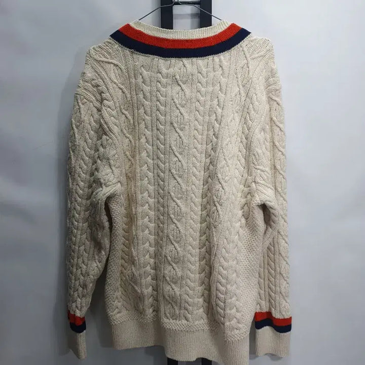 [BUNJANG] Polo Ralph Lauren Cricket Cable Knit Shield Patch V-Neck Sweater / 폴로 랄프로렌 크리켓 니트 꽈베기 실드패치 브이넥 스웨터 아이보리 xl
