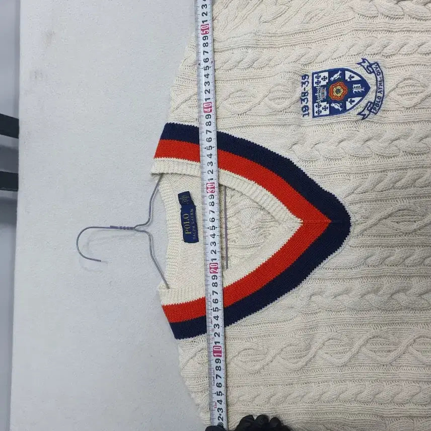 [BUNJANG] Polo Ralph Lauren Cricket Cable Knit Shield Patch V-Neck Sweater / 폴로 랄프로렌 크리켓 니트 꽈베기 실드패치 브이넥 스웨터 아이보리 xl