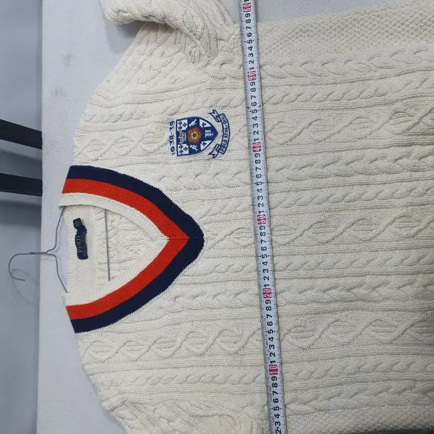 [BUNJANG] Polo Ralph Lauren Cricket Cable Knit Shield Patch V-Neck Sweater / 폴로 랄프로렌 크리켓 니트 꽈베기 실드패치 브이넥 스웨터 아이보리 xl