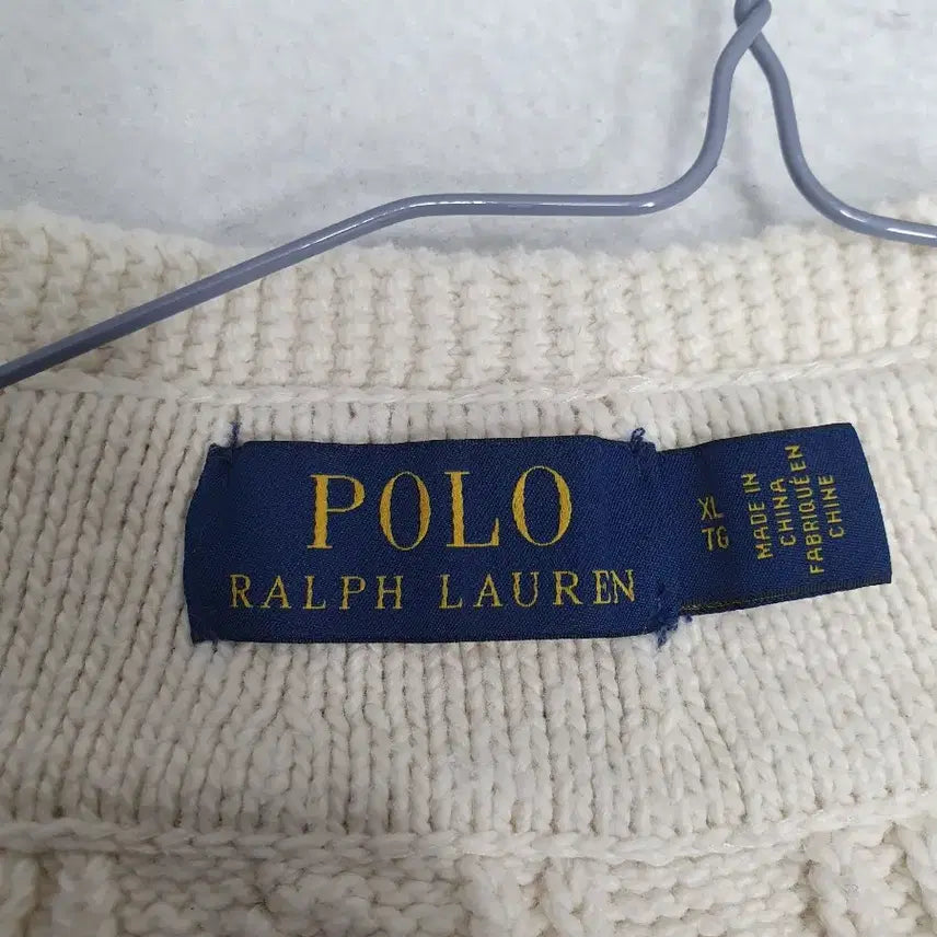 [BUNJANG] Polo Ralph Lauren Cricket Cable Knit Shield Patch V-Neck Sweater / 폴로 랄프로렌 크리켓 니트 꽈베기 실드패치 브이넥 스웨터 아이보리 xl