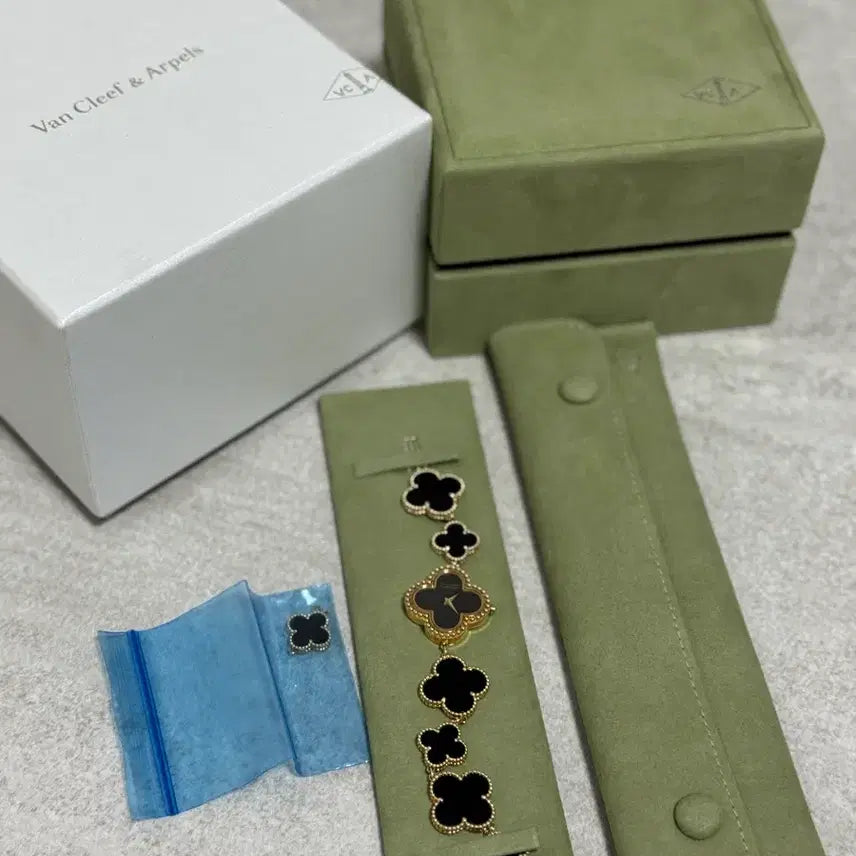 [BUNJANG] Van Cleef & Arpels Alhambra Quartz Watch / 반클리프아펠 알함브라 쿼츠시계 새상품