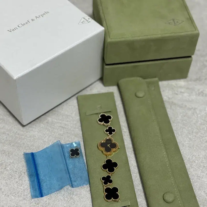[BUNJANG] Van Cleef & Arpels Alhambra Quartz Watch / 반클리프아펠 알함브라 쿼츠시계 새상품