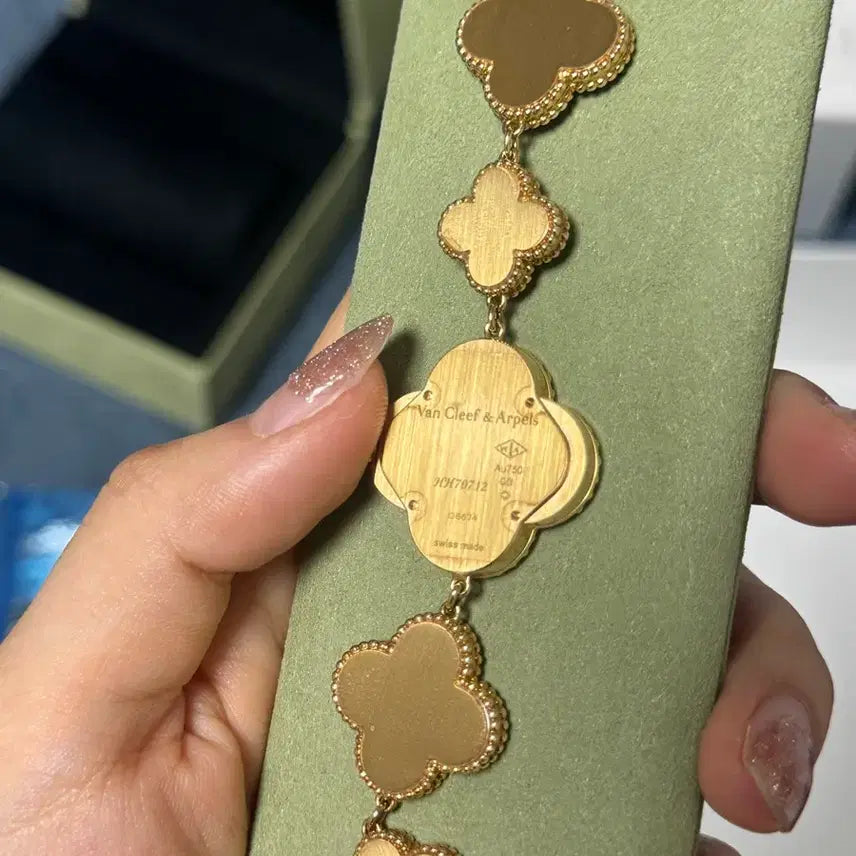 [BUNJANG] Van Cleef & Arpels Alhambra Quartz Watch / 반클리프아펠 알함브라 쿼츠시계 새상품