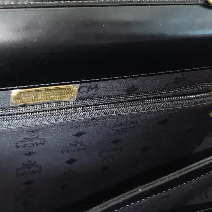 [SOLD OUT] MCM 빈티지 블랙 엠보싱 가죽 서류가방 (덤으로 + MCM장지갑)